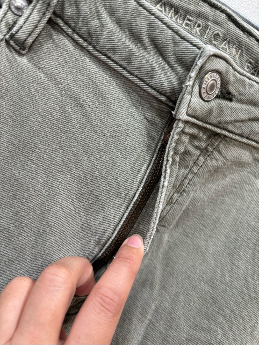 American Eagle Barrel Washed Olive Green Jeans Women’s Size 6 ( Small Stains ) - Picture 4 of 13